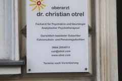 Schild am Eingang der Ordination Dr. Christian Otrel